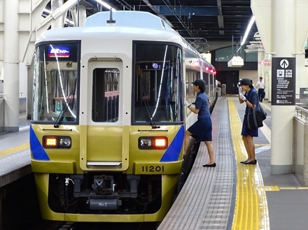 南海11000系泉北ライナー (なんば駅)