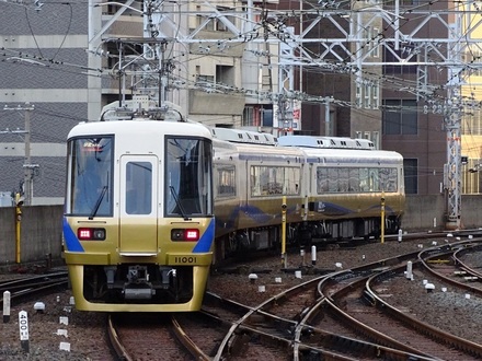 南海11000系泉北ライナー (なんば駅から)