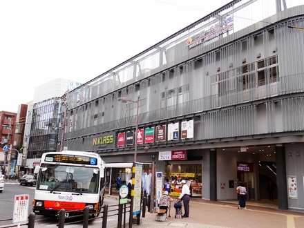 三国ヶ丘駅の東口。駅前ロータリーも整備され、旧駅舎時代の面影は微塵もありません。