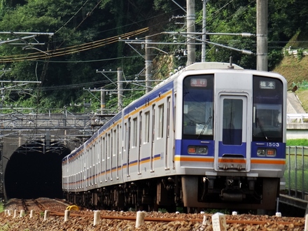 南海1000系 (美加の台1号踏切付近から)