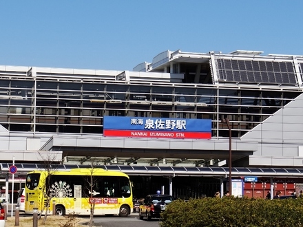 立派な駅とは対照的に駅周辺は寂れており、お食事やショッピングを楽しむなら、隣のりんくうタウン駅周辺のほうが適しています。
