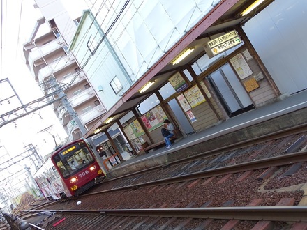 所在地は大阪市住吉区。阪堺線の主要駅で、駅には阪堺電軌本社ビルと、あびこ道車庫が隣接しています。