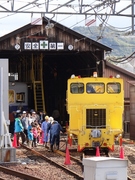 伊太祈曽駅から伊太祈曽車庫を望む。
