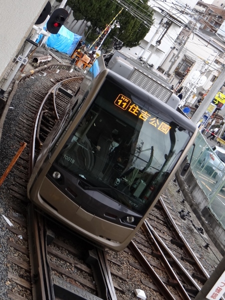 阪堺電軌1001形堺トラム・茶ちゃ (南海・住吉大社駅のコンコースから)