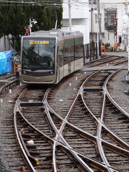 阪堺電軌1001形堺トラム・茶ちゃ (南海・住吉大社駅のコンコースから)