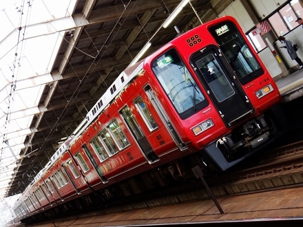 南海2000系ズームカー 「真田赤備え」 ラッピング車 (天下茶屋駅)