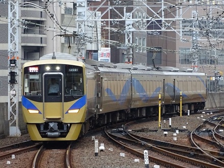 泉北高速12000系泉北ライナー (南海・なんば駅から)