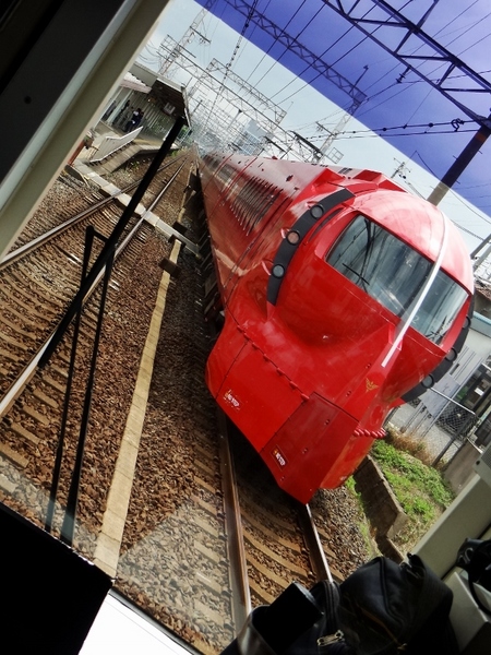 南海1000系の車内から撮影した50000系ラピート 「ネオ・ジオン」 バージョン (井原里駅付近 : 2014.06.07)