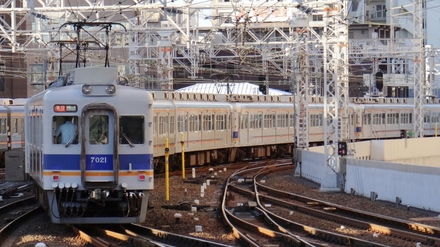 南海7000系 (なんば駅から)