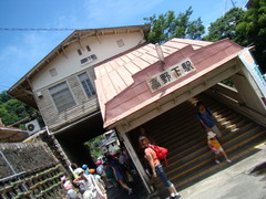 所在地は和歌山県伊都郡九度山町。駅のすぐ横に不動谷川が流れていて、周囲は切り立った山々に囲まれているので、秘境ムード満点です!