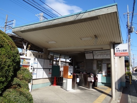 文字通り浜寺公園は駅のスグ近くにあり、駅周辺は大阪でも有数の高級住宅街です。