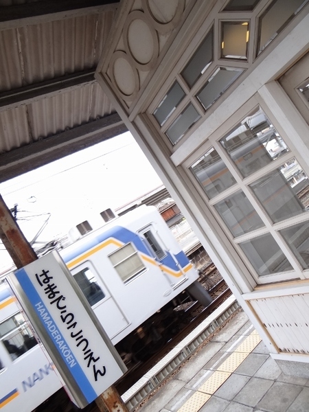 下りホームの待合室も、駅舎と共通モチーフとなっており、コチラも必見です☆