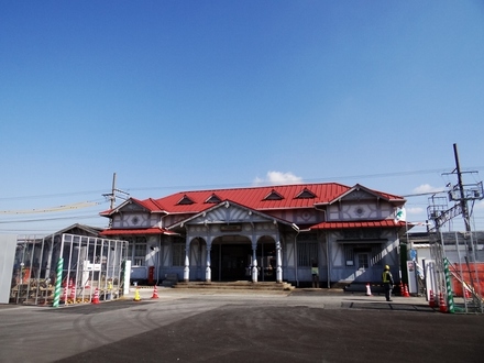 浜寺公園駅周辺でも本格的に高架化工事が始まりましたが、高架後も駅舎は保存されることが決まっています。