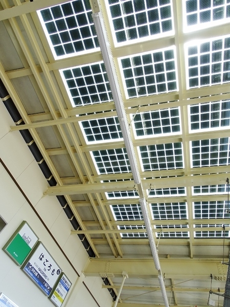 所在地は大阪府高石市。古くから急行停車駅&JR羽衣線の乗り換え駅として知られ、JR鳳駅と並んで高石市の主要駅として定着しています。