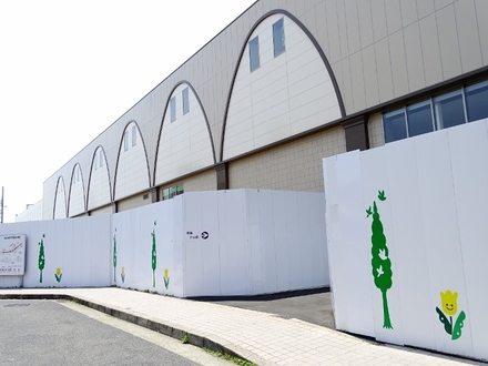 閑静な住宅街に佇む新・羽衣駅の駅舎や駅周辺は、まだまだ発展途上といった風情です。