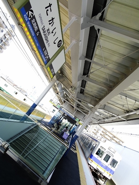 所在地は大阪府高石市。停車するのは普通車のみですが (上りホームは準急も停車) 、 2面2線の構造で普通車の優等列車待避が可能です。
