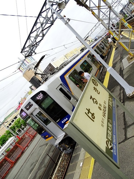 所在地は大阪府岸和田市。普通、準急、区急、空港急行が停車し、岸和田北部の主要駅として成長してきました。