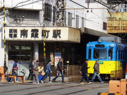 阪堺電軌モ351形 (南霞町1号踏切から)