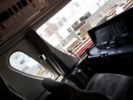 ラピートの運転台。客室の座席と同じく、運転席の模様も 「ヒョウ柄」 です☆