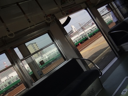 南海7000系の車内から撮影した南海7000系サザン ・ 旧塗装車(住ノ江駅)