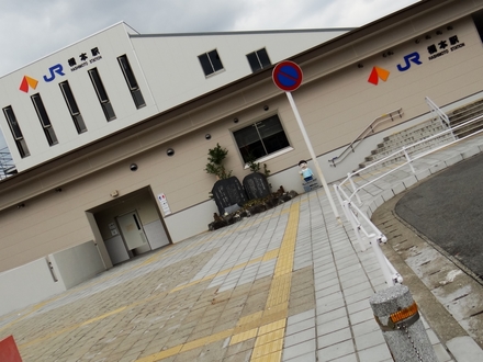 駅はJR西日本との共用という形ですが、このほど駅舎が全面的に建て替えられて、共用だった改札も別々に分けられました。
