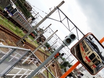 南海2000系 & JR西日本105系・4扉車 (橋本駅・JR側ホーム)