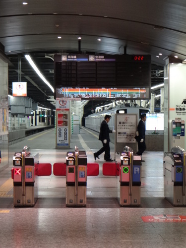 営業終了後のなんば駅。