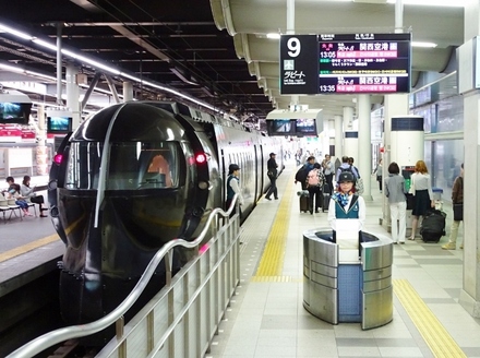 南海50000系ラピート 「スターウォーズ/フォースの覚醒」 号 & 女性車掌様☆(なんば駅)