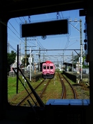 南海2200系の車内から撮影しためでたいでんしゃ (八幡前駅付近)