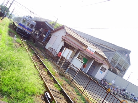 かつてはフェリー連絡駅としてさかえた当駅も、現在はフェリーが全廃されて、駅も周辺の街もすっかり寂れてしまいました。