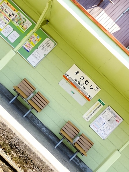 所在地は大阪市阿倍野区。周辺は古い住宅街で、併用軌道と専用軌道の境目付近にあります。