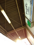 所在地は大阪府高石市。ホームは簡素な造りで、駅放送などもありません。