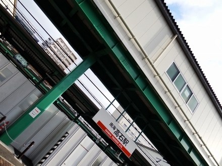駅の施設はほとんどが仮設ですが、エレベーターや車いす昇降機も完備されていて、バリアフリーにも対応しています。