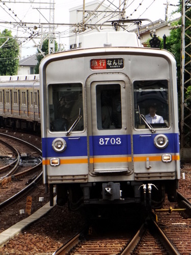 8200系 (北野田駅から)
