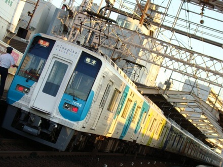 1000系 「minapita」 ラッピング車 (新今宮駅)